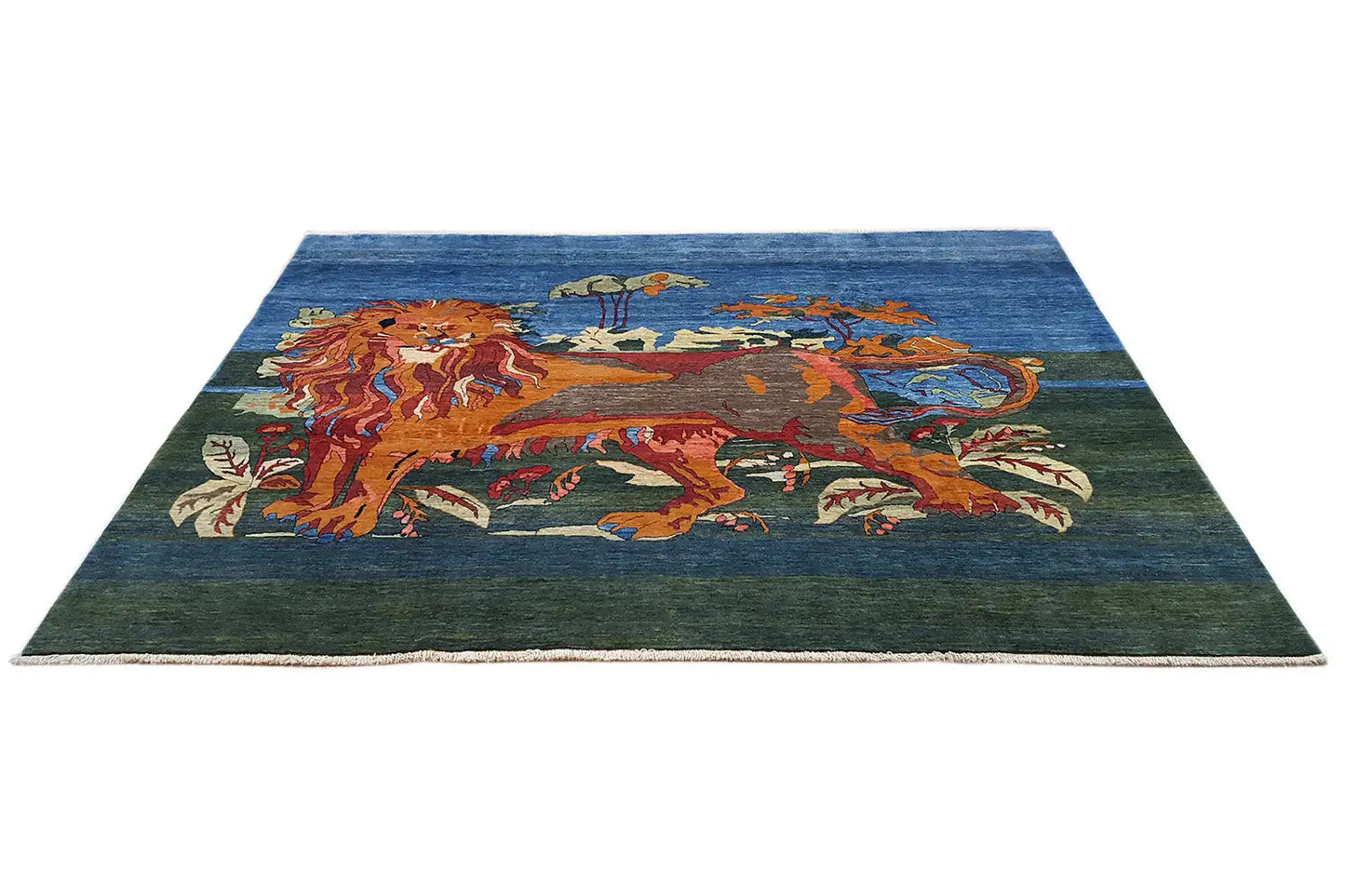 Teppich mit dunklem Grün und blauem Hintergrund sowie farbigem Löwenmotiv