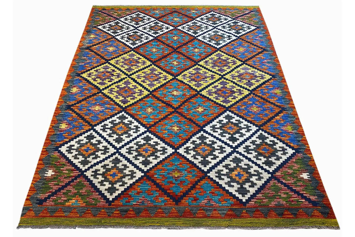 Kelim-Teppich 202x152 cm, gedreht gezeigt, mit Rauten in Blau, Orange und Weiß.