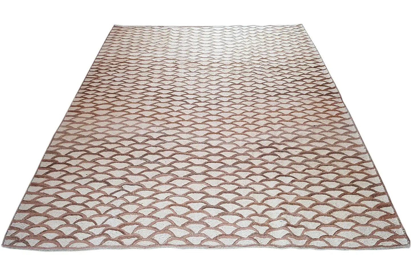 Rechteckiger Teppich mit gleichmäßigem Schuppenmuster in Beige und Braun
