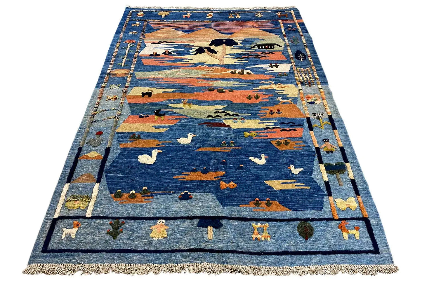 Kilim-Qashqai Orientteppich in Blau mit Tier- und Landschaftsmotiven, mit Fransen