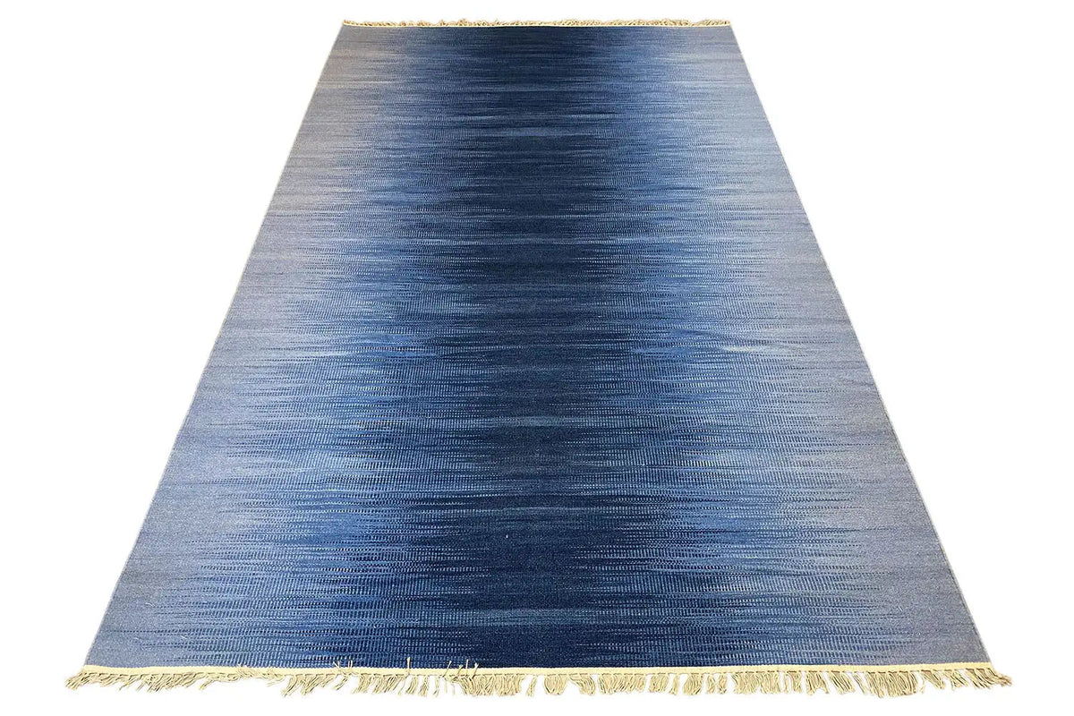 Blauer Kelim-Dhurrie Teppich 160x230 cm, gewebter Farbverlauf in Blau, goldfarbene Fransen
