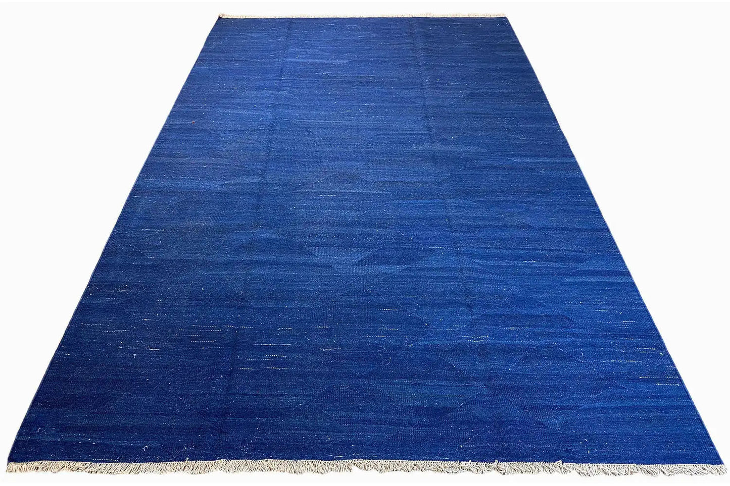 Blauer Kilim-Teppich, feine Webstruktur und beiger Saum, trapezförmige Ansicht