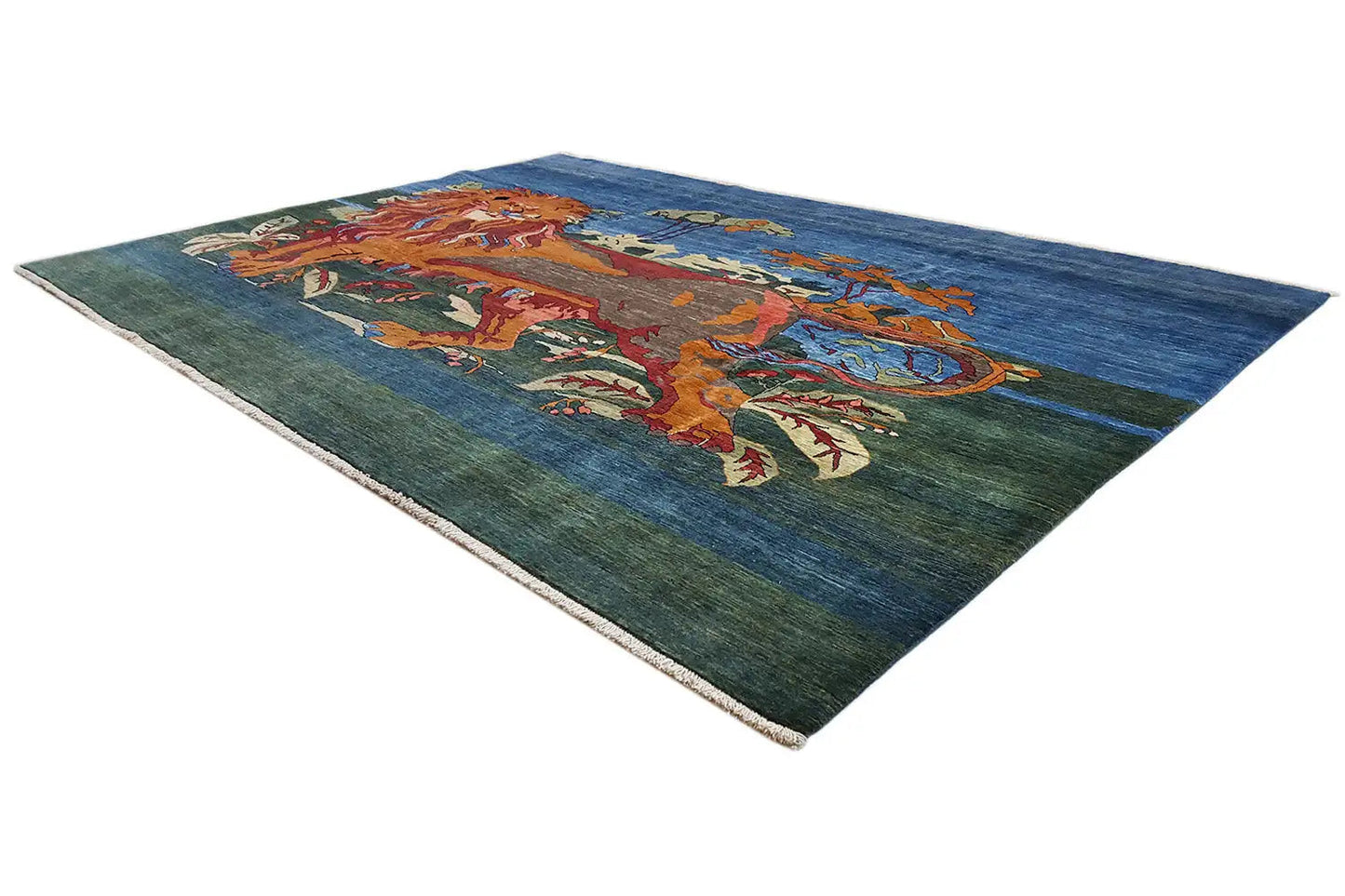 Teppich-Ecke mit dunklem Grün-Blau und farbigem Tiermotiv sowie kontrastreicher Kante