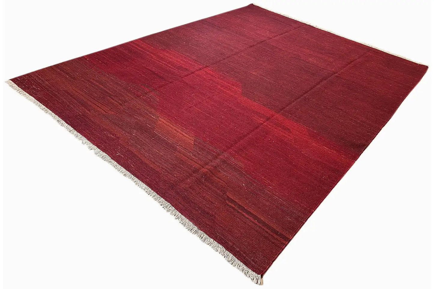 Roter Kilim-Teppich diagonale Ansicht mit weißen Fransen und geometrischem Rastermuster
