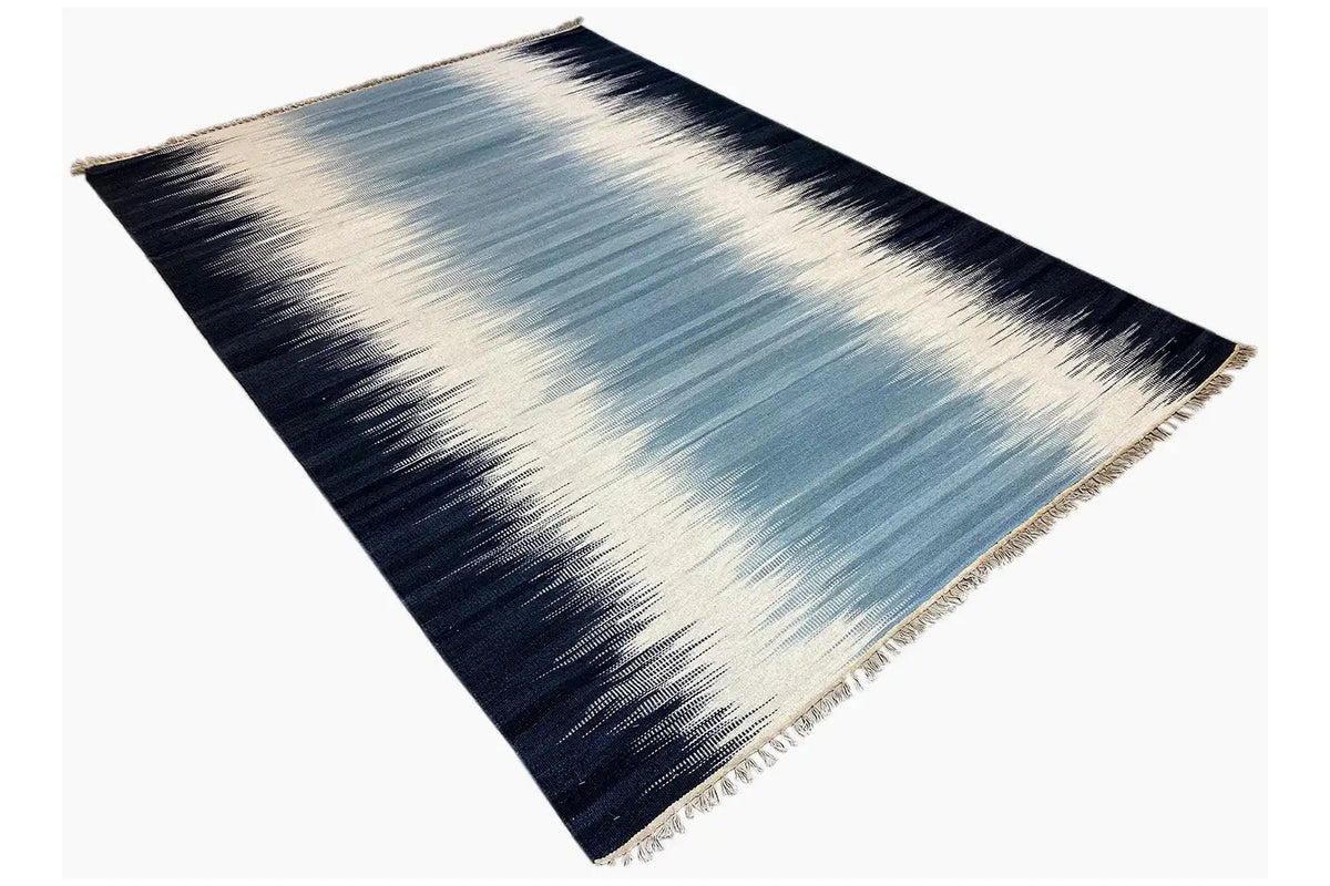 Kelim-Teppich 160x230 cm, diagonale Ansicht, blau-weiße Muster, Fransen
