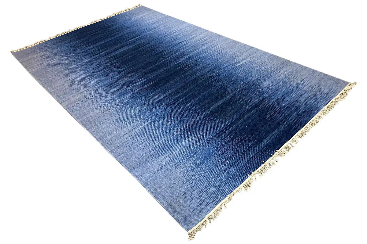 Blauer Kelim-Dhurrie Teppich mit abgenutztem Look im Webbild und goldfarbener Fransenbordüre