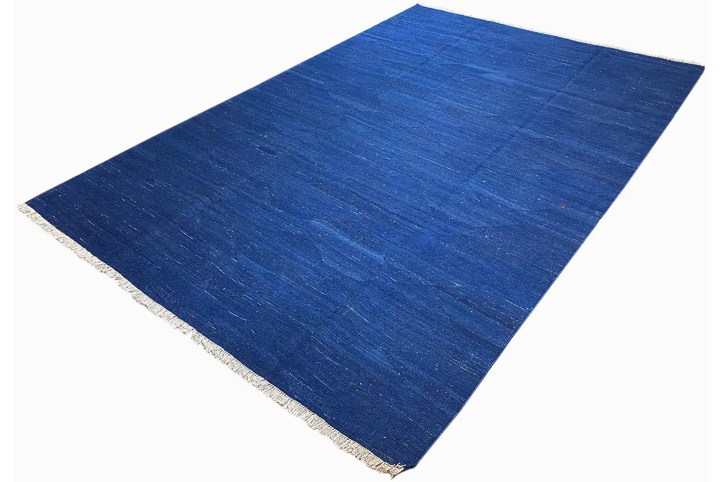 Blauer Kilim-Teppich mit Fransen, diagonal ausgebreitete Ansicht