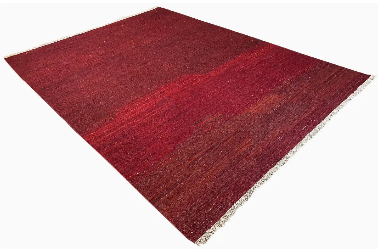 Roter Kilim-Teppich quadratische Ansicht mit dezenter Musterung und kurzen weißen Fransen