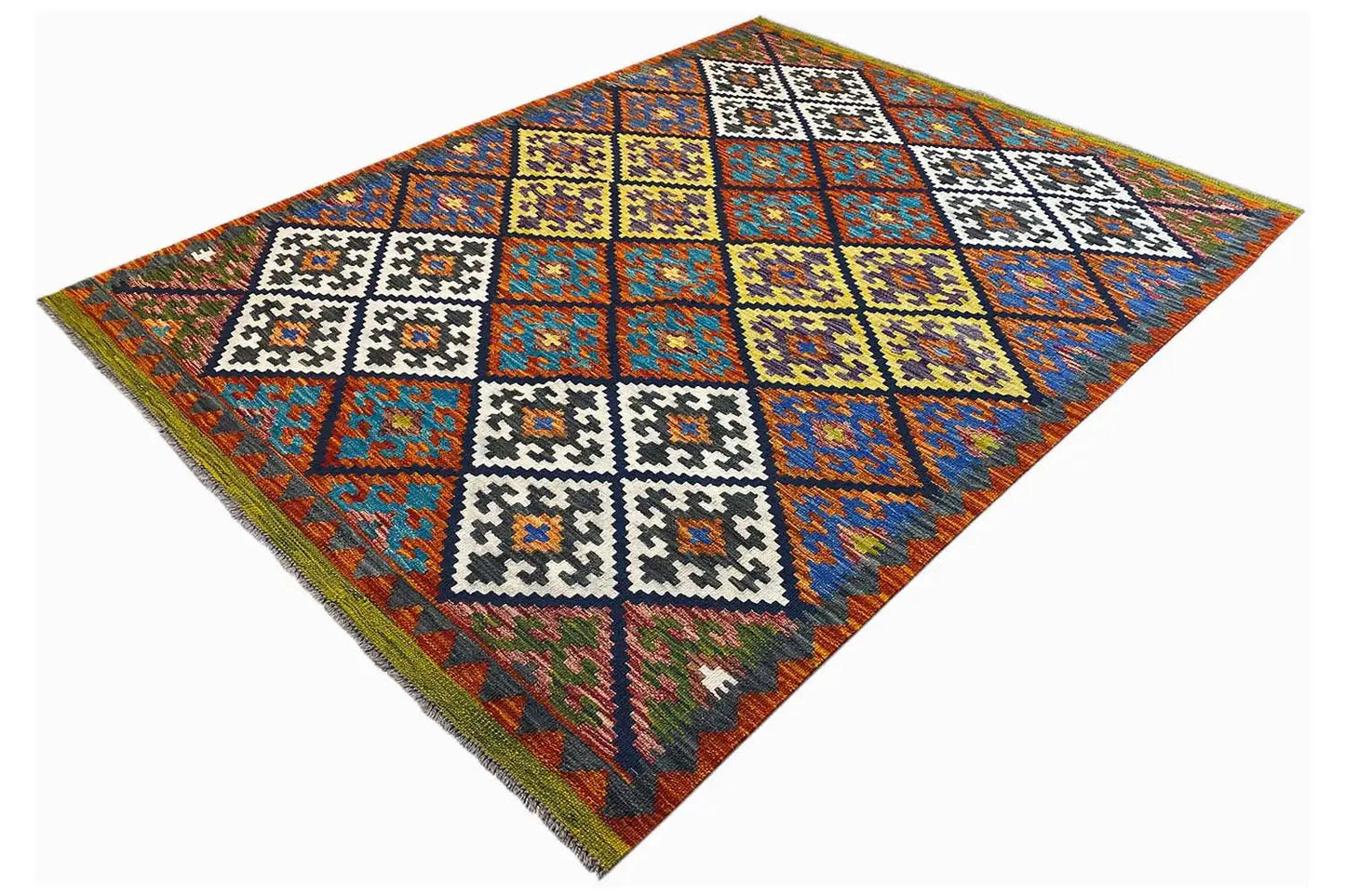 Kelim-Teppich 202x152 cm, diagonale Ansicht, Patchwork-Rauten in Blau, Grün und Weiß.