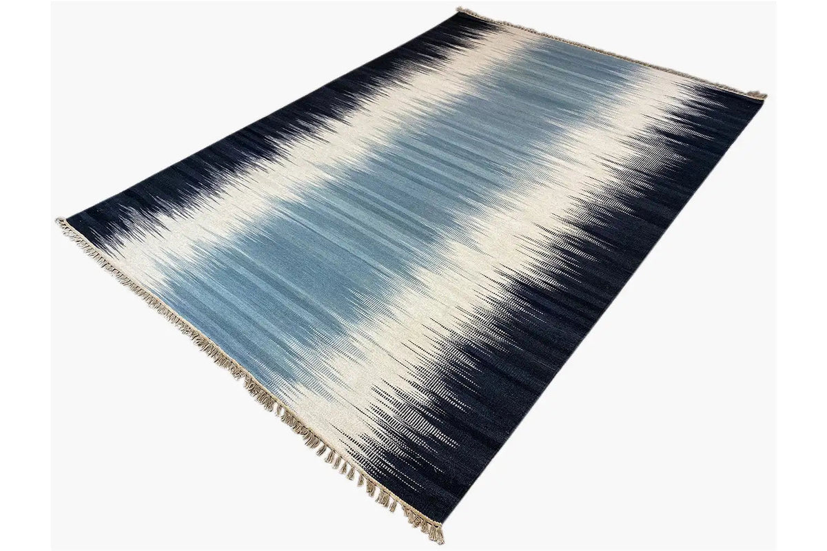Kelim-Teppich 160x230 cm mit blauem Mittelton, dunklen Rändern und Fransen