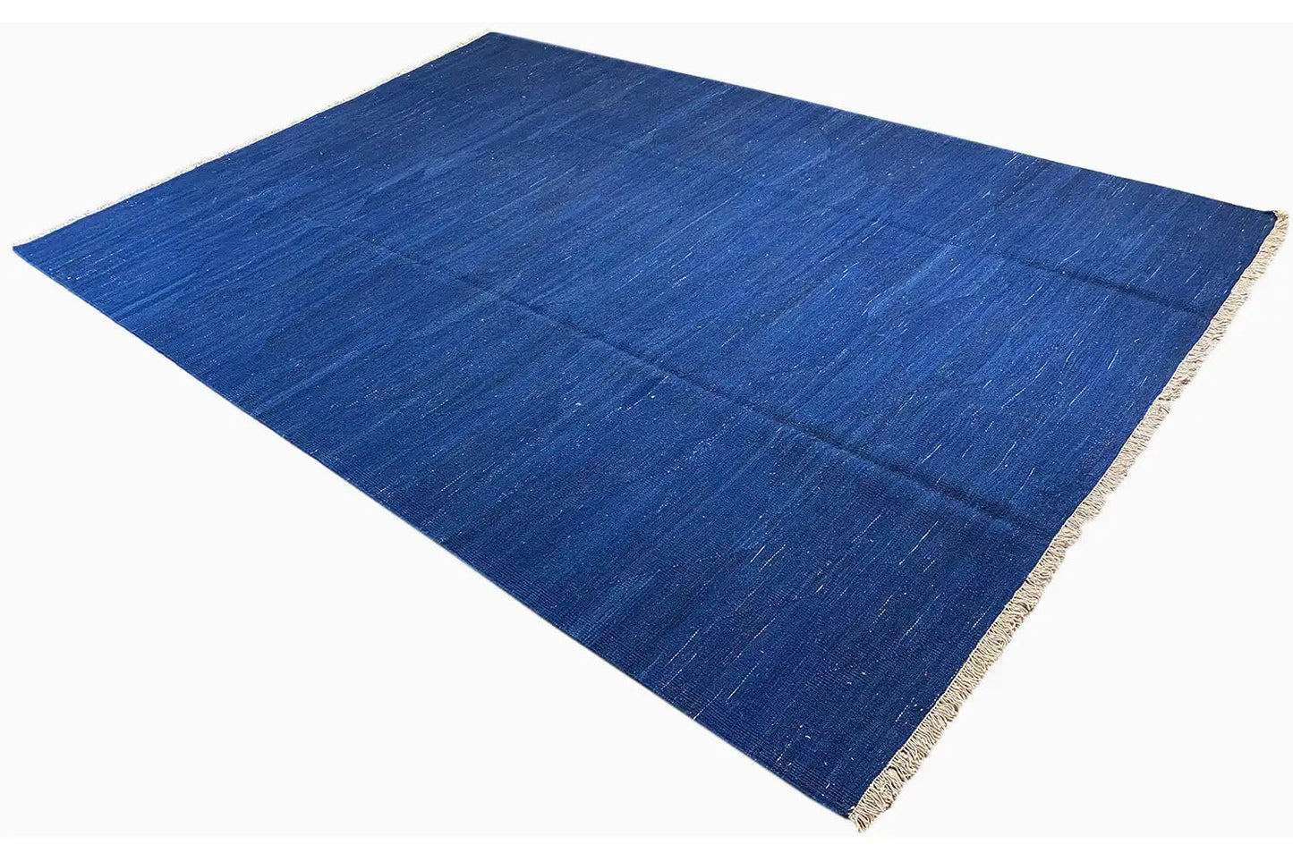 Blauer Kilim-Teppich mit beigem Saum, diagonale Gesamtansicht