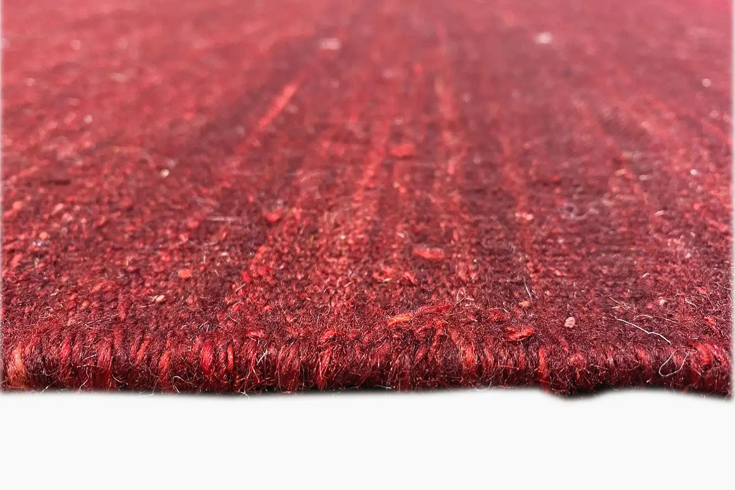 Roter Kilim-Teppich Nahaufnahme der Kante mit dichten Fransen und gewebter Struktur