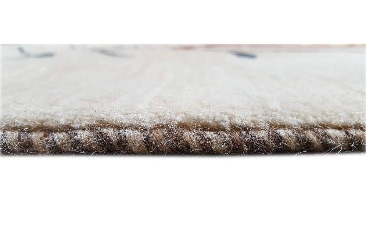 Teppichkante im Detail: dichter Flor mit eingefasster Naht