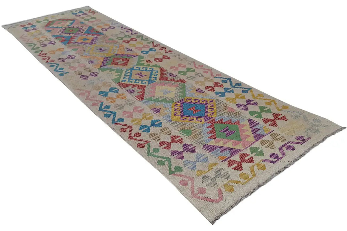 Kelim-Läufer mit geometrischem Tribal-Muster und Rauten in mehrfarbigen Tönen