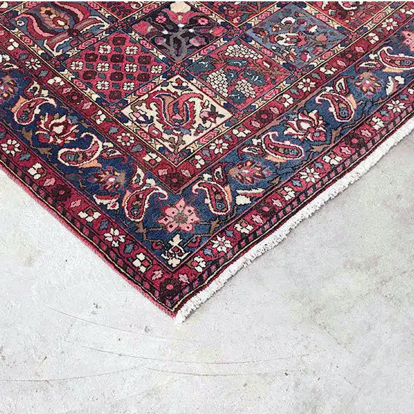 Bakhtiari-Teppich (320x214 cm) Detail der Ecke mit Ornamentfeldern und Bordüren.