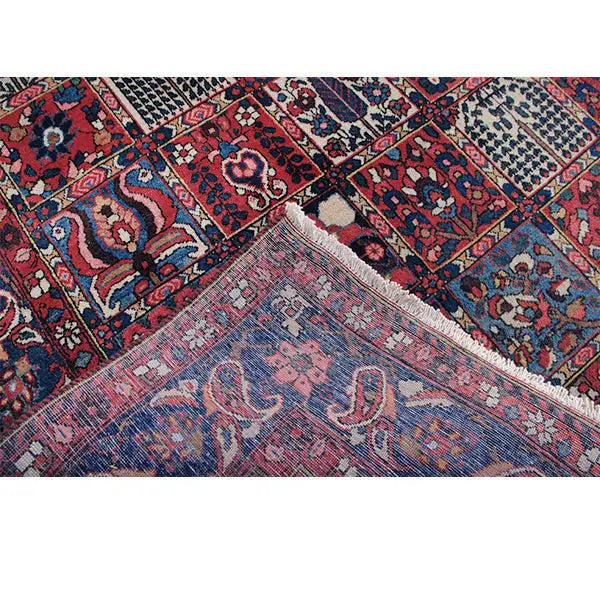 Bakhtiari-Teppich (320x214 cm) Detail: gewebte Florstruktur, bunte Rauten und Medaillons.