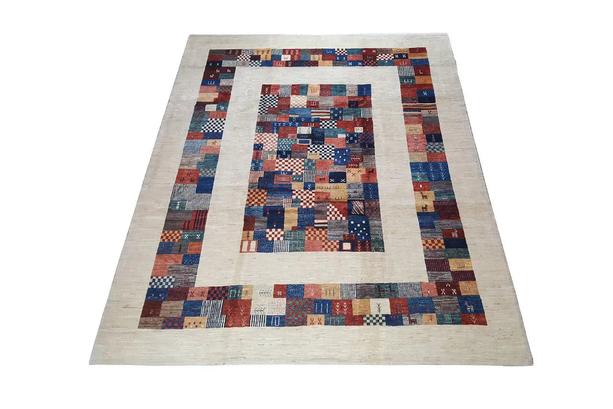 Handversponnener Schurwollteppich mit geometrischem Patchwork-Rahmen in Blau, Rot und Beige