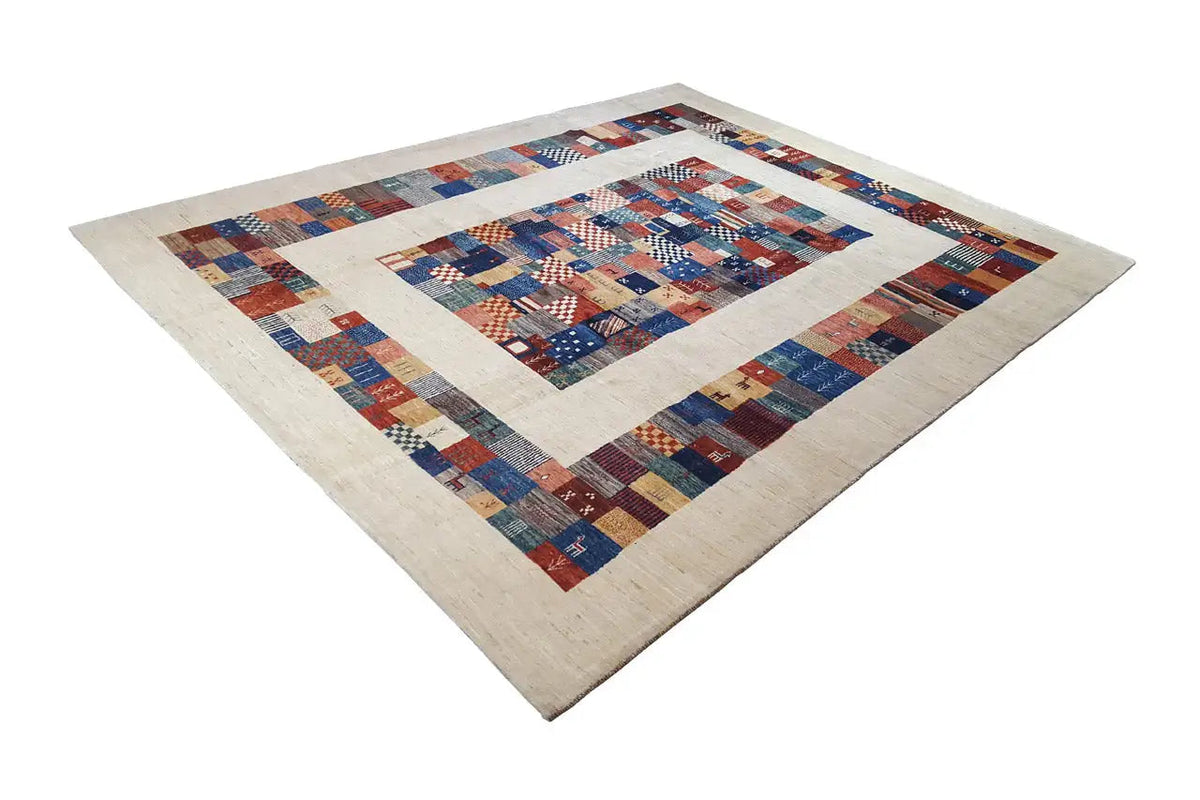 Schurwollteppich mit zentriertem Patchwork-Medaillon und breiter Bordürenumrandung