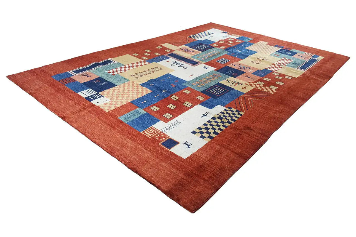 Gabbeh-Lori-Teppich (278x182 cm) schräg: roter Untergrund mit geometrischen Kacheln in Blau & Creme