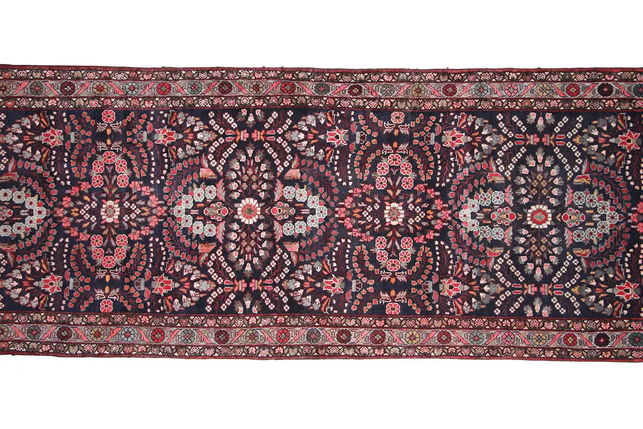 Hamadan-Läufer Detail: dunkles Musterfeld mit feinen roten, weißen und beigen Motiven