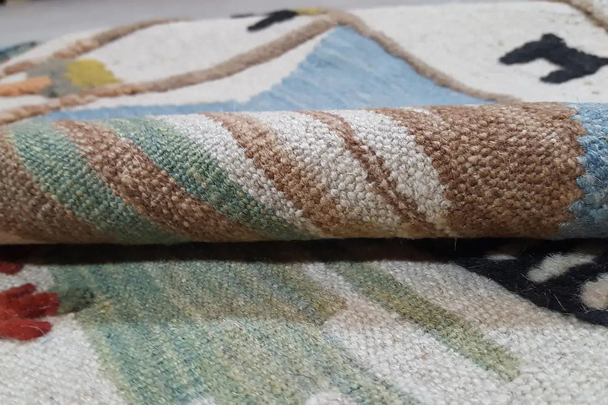 Kilim Qashqai-Teppich: gewebte Flor-Oberfläche, Nahaufnahme mit bunten Streifen