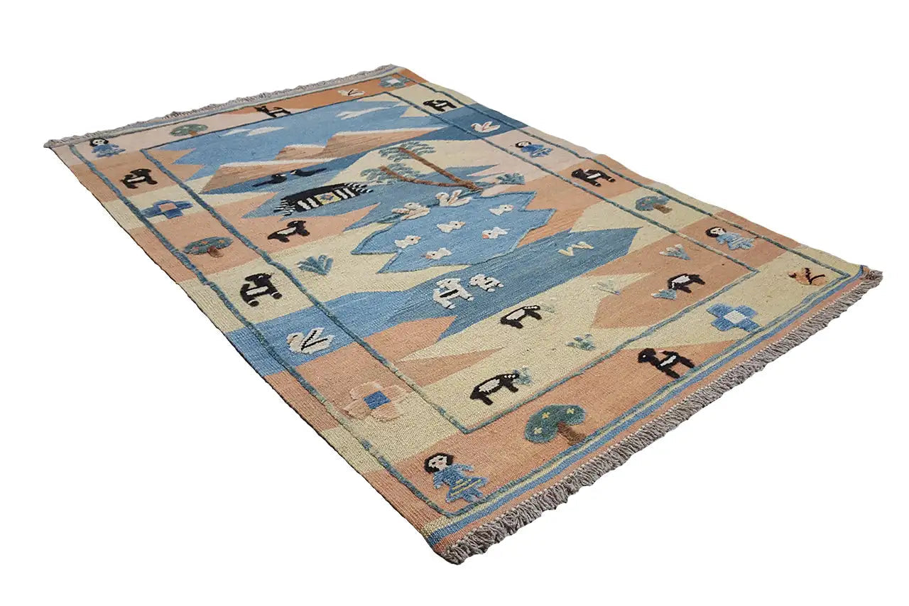 Kilimteppich, schräg, geometrische Tiermotive in hellblau und beige, Fransen