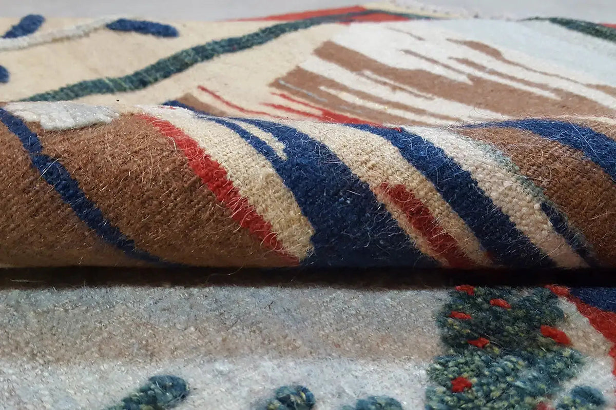 Kilim-Qashqai-Teppich Close-up: farbige Webstreifen, dichter Flor an der Kante