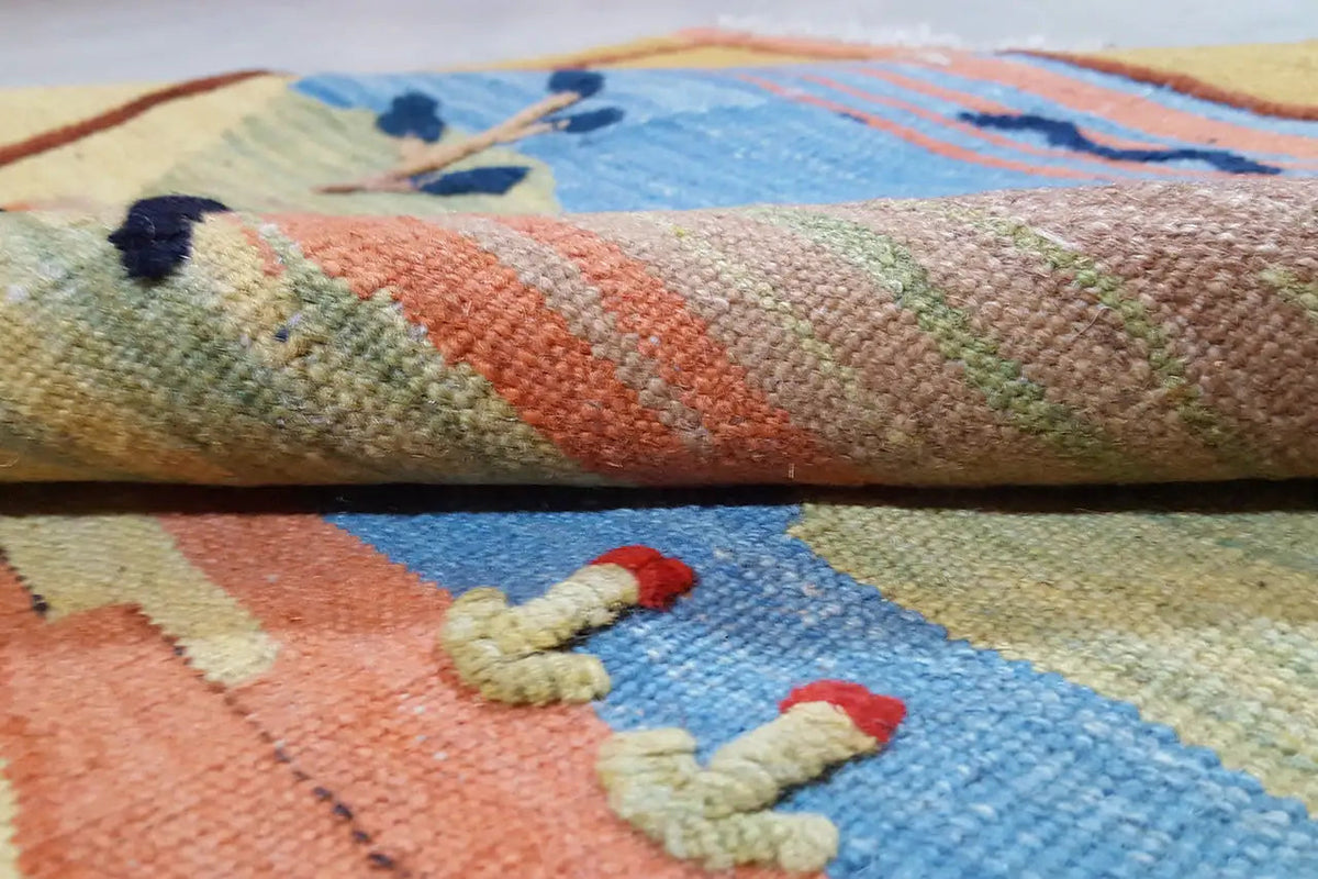 Kelim-Gewebe im Detail mit bunten Streifen und kleinen Motivornamenten