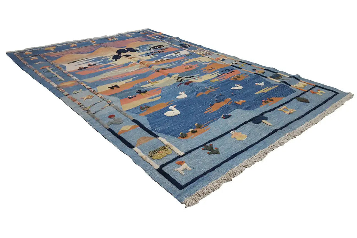 Kilim-Qashqai Orientteppich in Blau mit Tier- und Landschaftsmotiven, ausgefranster Kante