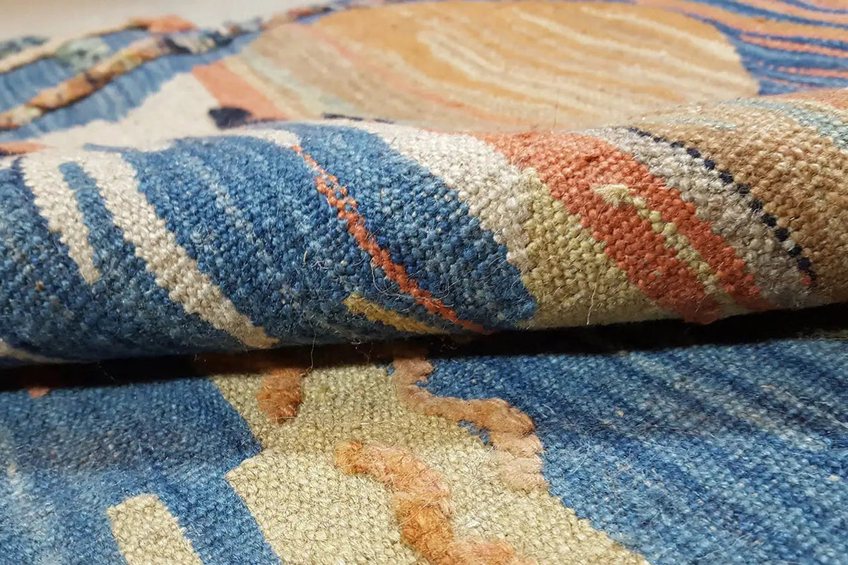 Kilim-Qashqai Nahaufnahme gewebter Flor mit blau-beigen Streifen und Motiven