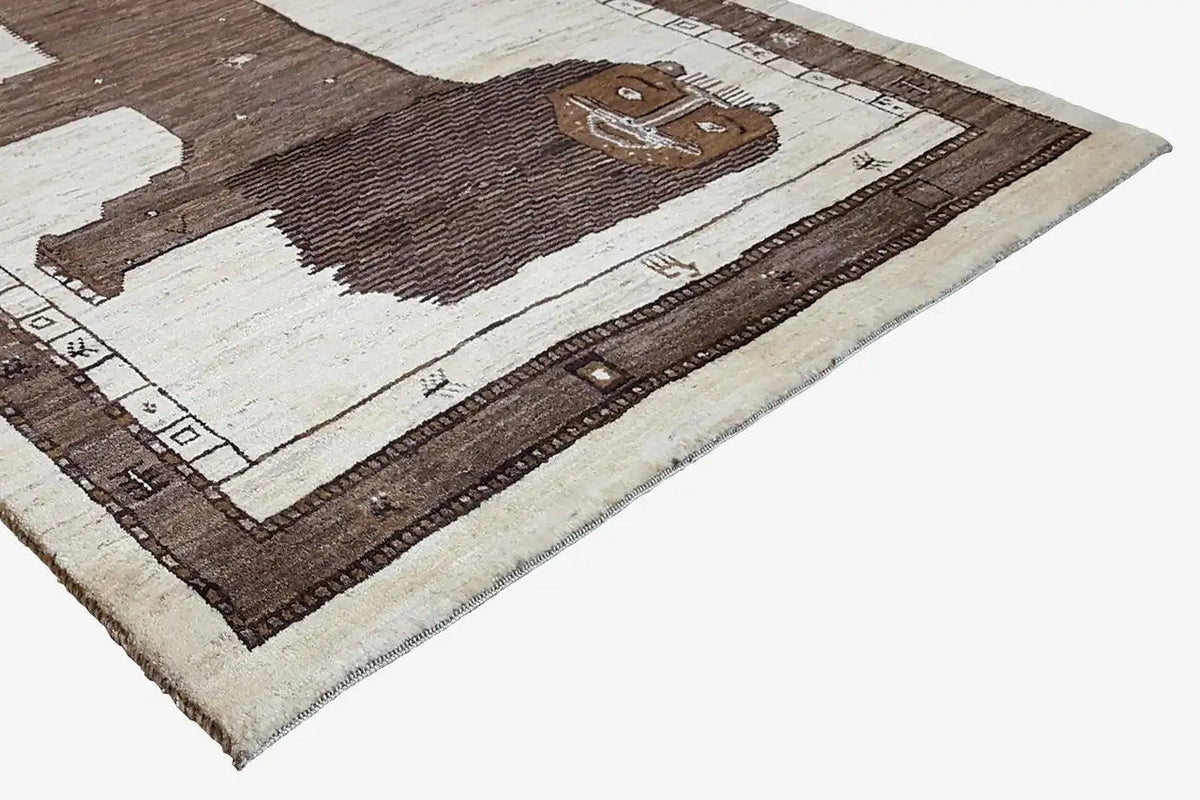 Gabbeh-Teppich, Nahansicht: Löwenfigur und Bordüre in Braun, Beige und Weiß