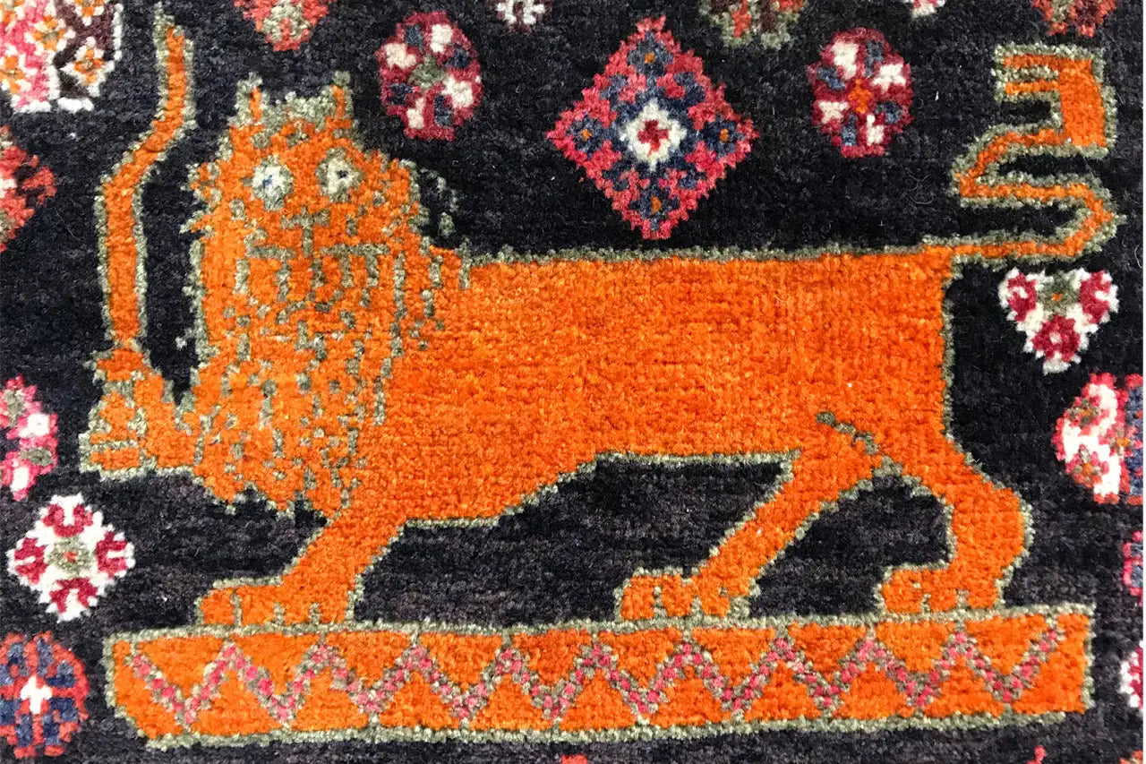 Teppich Poschti Qashqai Nahaufnahme: orangefarbene Tierfigur mit buntem Ornament