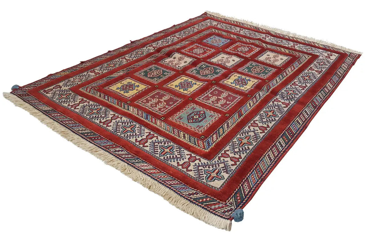 Orientteppich mit rotem Muster und mehrfarbigen Rahmen, Kanten mit Fransen