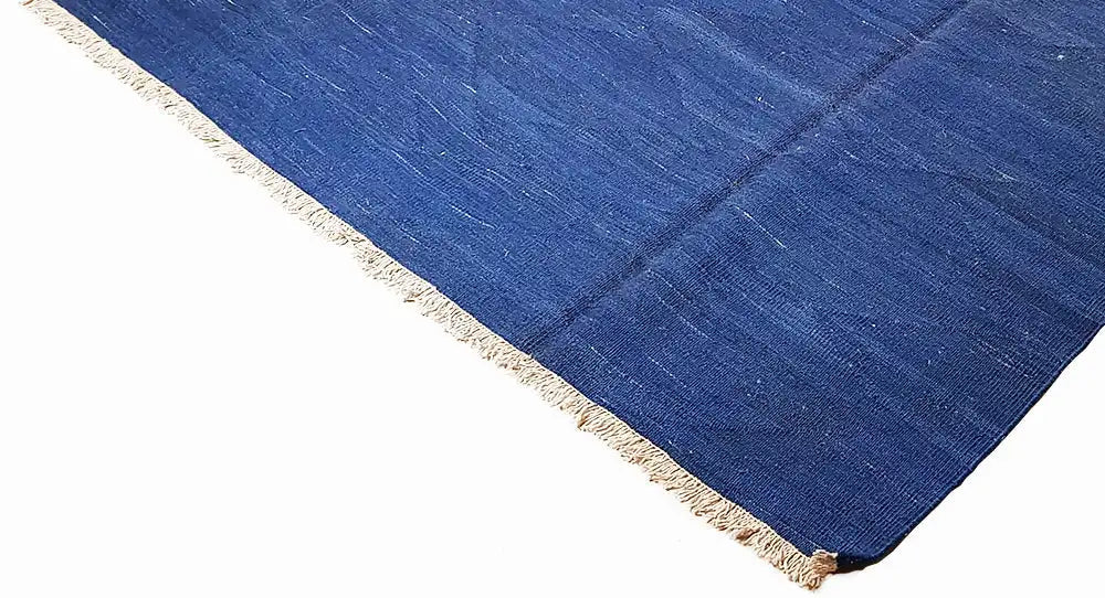 Blauer Kilim-Teppich mit Fransen, gewebte Struktur an der Ecke