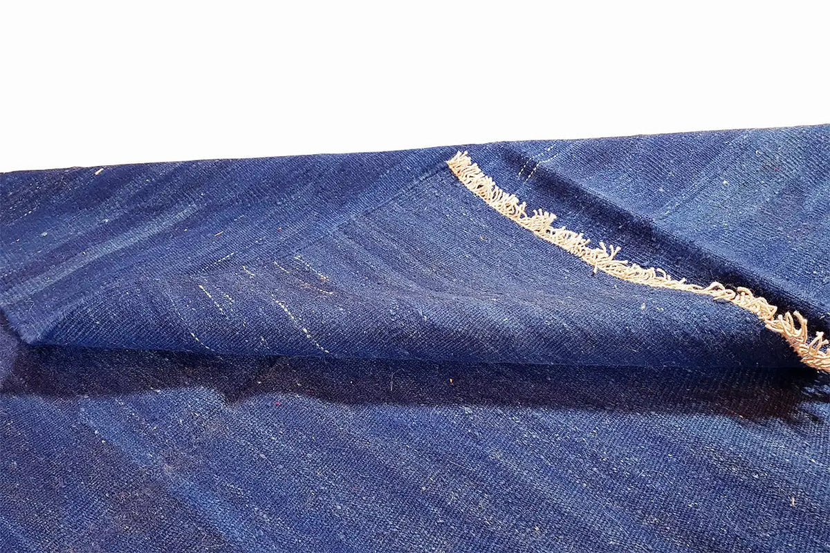 Blauer Kilim-Teppich, Webkante mit beigem Saum und feiner Maserung