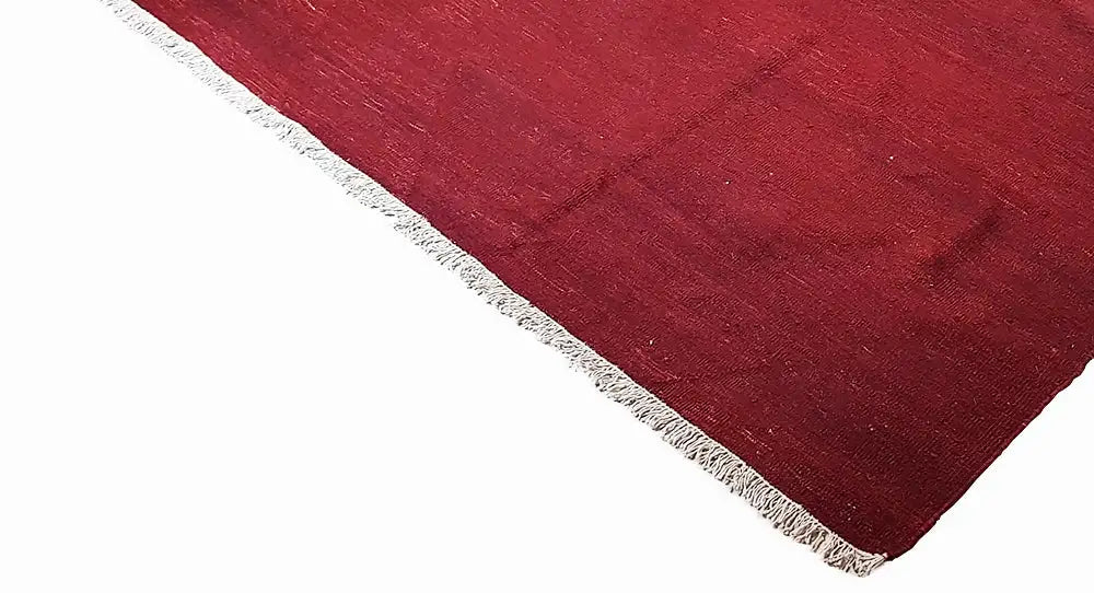 Roter Kilim-Teppich in Dreiecksansicht mit weißen Einfassungsfransen und glatter Webstruktur