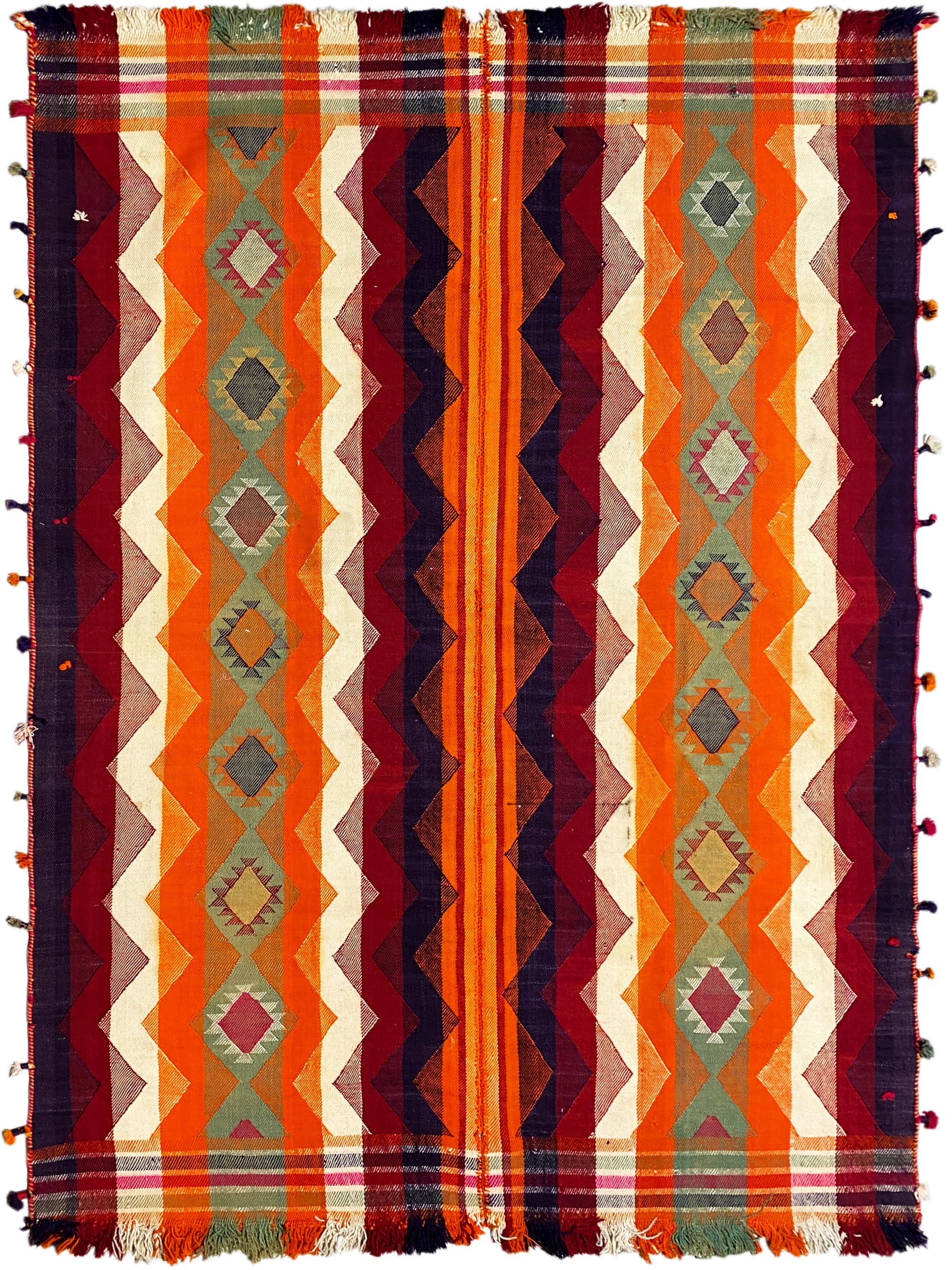 Esszimmer handgewebter Jajim Teppich in warmen Farbtönen und traditionellem Muster