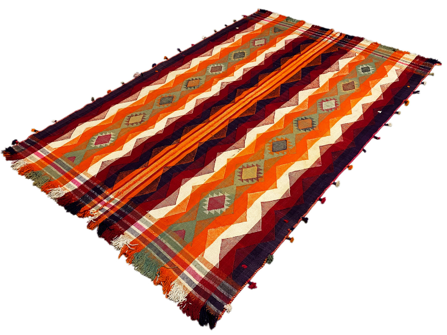 Wohnzimmer orange-roter Jajim Teppich handgefertigt mit auffälligem Zickzackmuster
