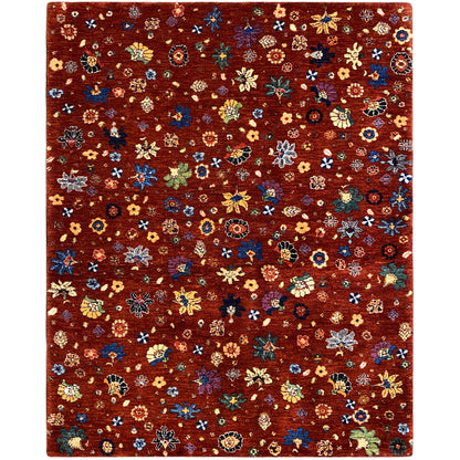 Teppich mit dunkel rötlich-braunem Grund und buntem Blumenmuster, rechteckig gesäumt.
