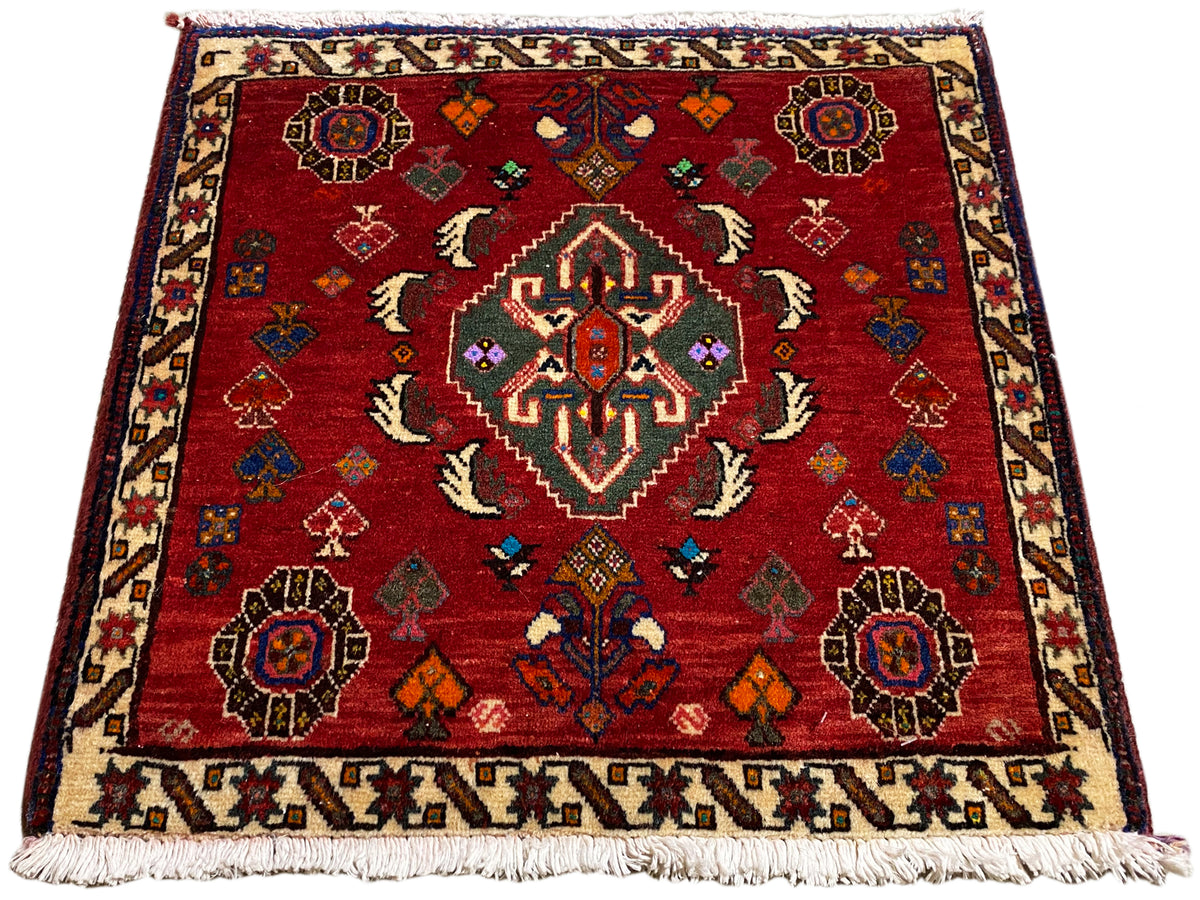 Poshti-Teppich 58x57 cm, roter Teppich mit Medaillonmuster und mehrfarbigen Akzenten