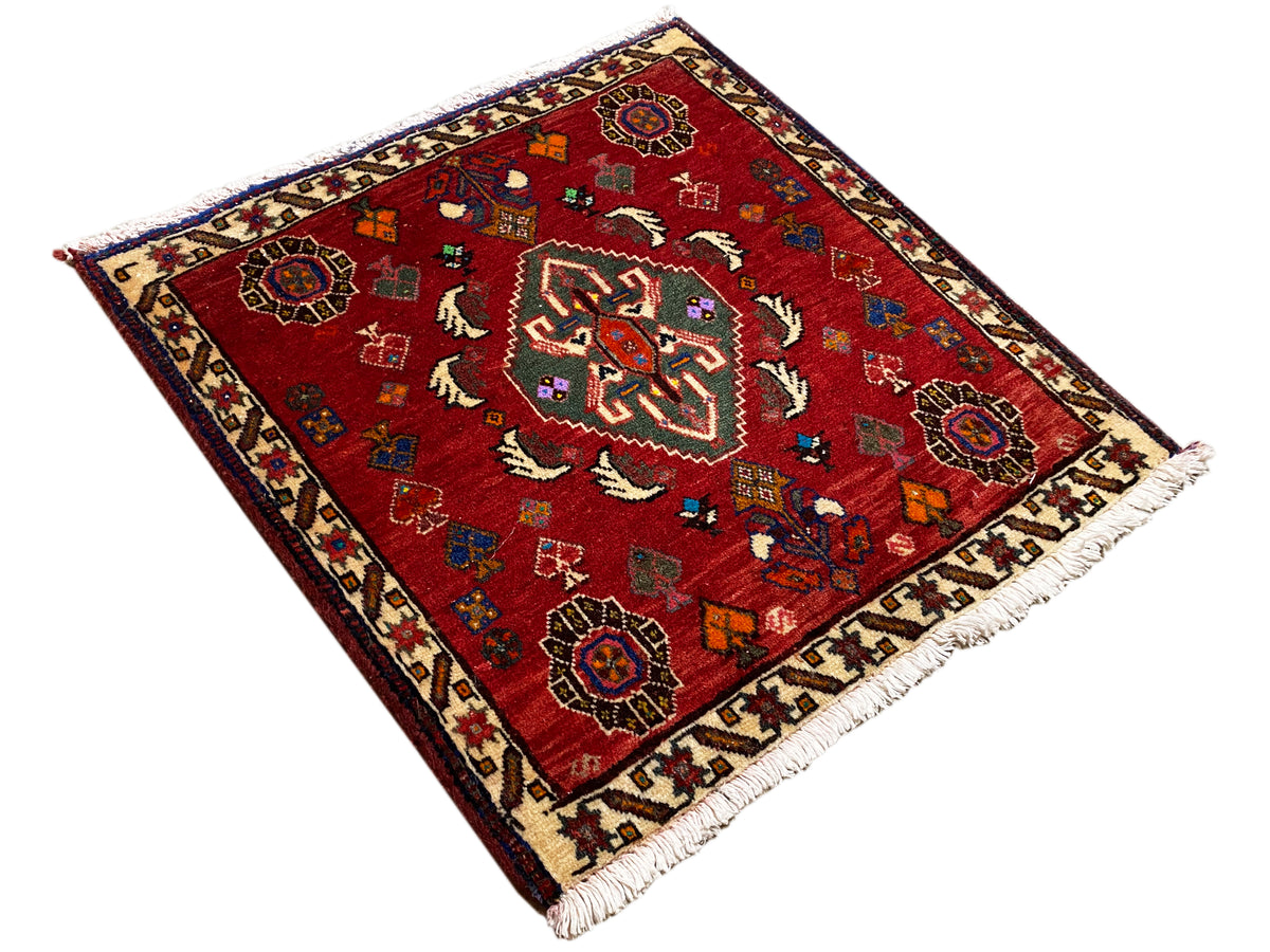 Poshti-Teppich 58x57 cm, roter Teppich mit stilisierten Blumen, Zierbordüre und Fransen