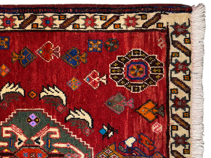 Nahansicht Poshti-Teppich 58x57 cm: roter Flor mit Ornamenten und Fransenrand
