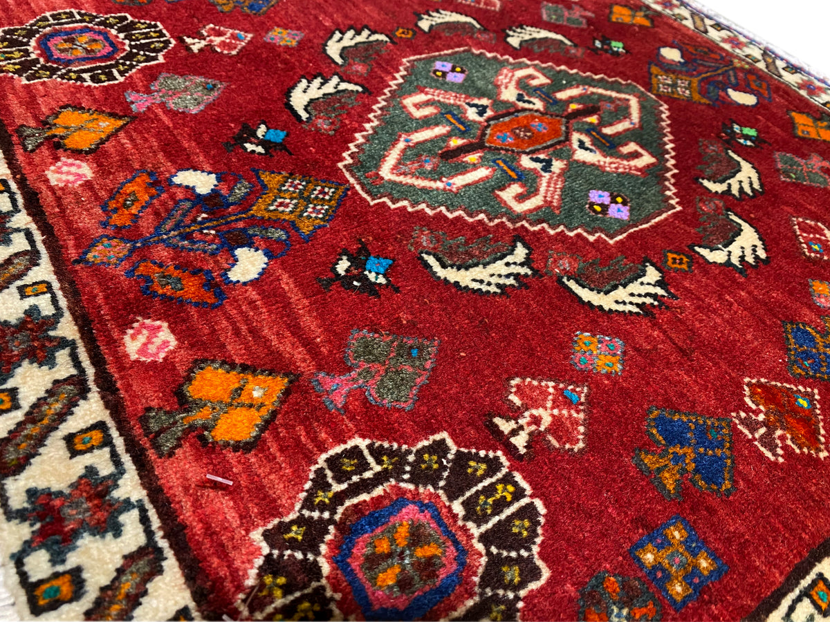Nahansicht Poshti-Teppich 58x57 cm, rotes Muster mit Tier- und Blumenmotiven