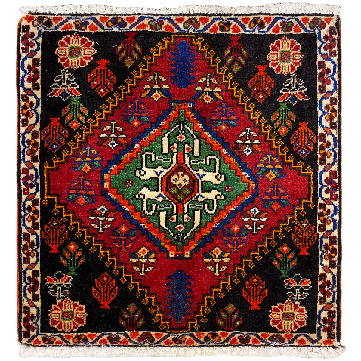 Poshti-Teppich 56x56 cm mit schwarzem Grund, farbigen Ornamenten und Zierfransen