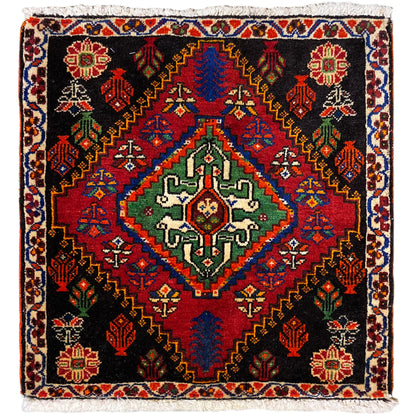 Poshti-Teppich 56x56 cm mit schwarzem Grund, farbigen Ornamenten und Zierfransen