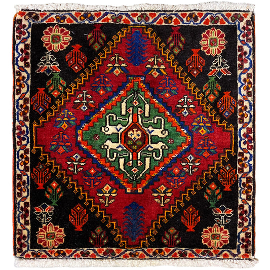 Poshti-Teppich 56x56 cm mit schwarzem Grund, farbigen Ornamenten und Zierfransen