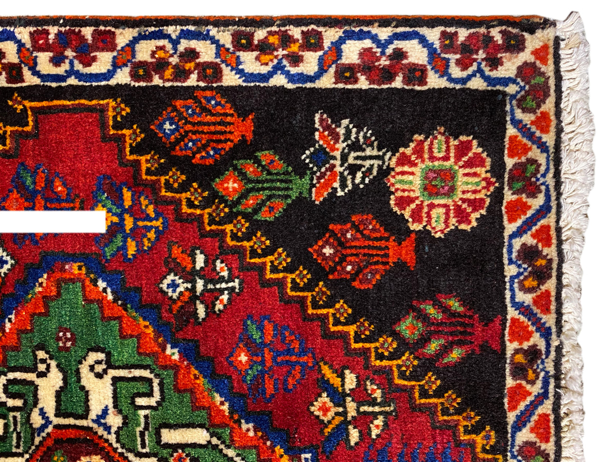Poshti-Teppich 56x56 cm Nahansicht: Ornamentborte mit farbigen Rauten auf schwarzem Grund