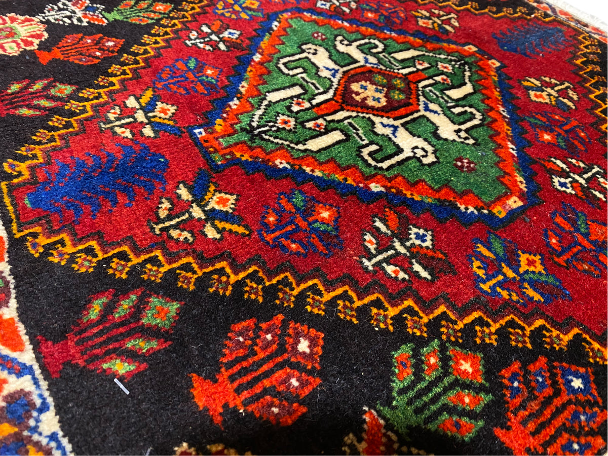 Poshti-Teppich 56x56 cm Nahansicht des Mittelfelds mit grünen und roten Ornamenten