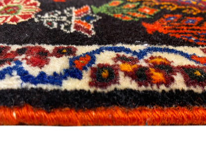 Poshti-Teppich 56x56 cm Detail der Kante: mehrfarbige Bordüre und orange Unterseite