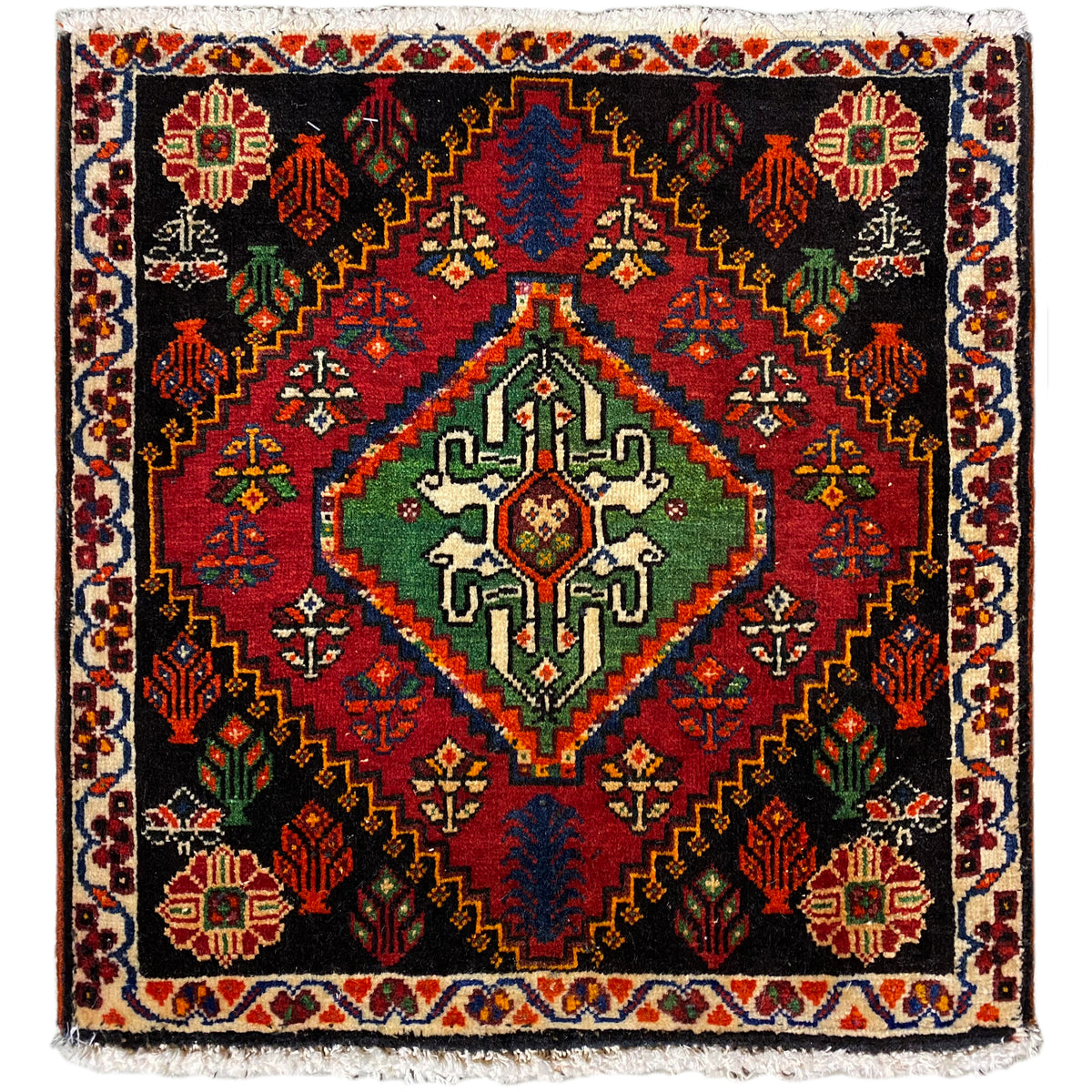 Poshti-Teppich, quadratisch: schwarzer Webteppich mit rotem, grünem und blauem Ziermuster